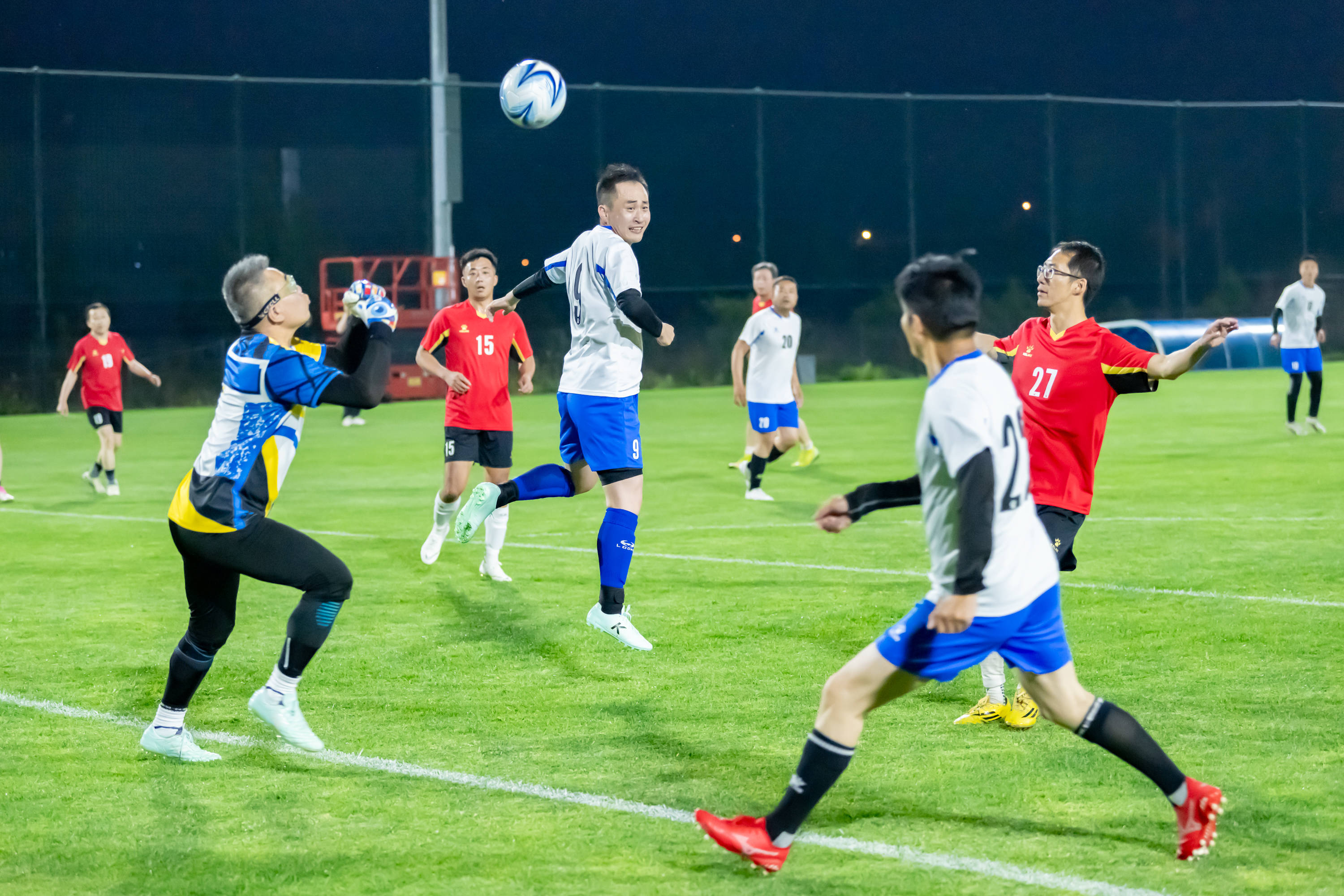 员在进攻端 员在进攻端